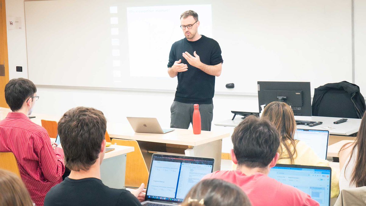 Els alumnes de 2n del #GNMI d'Integració Europea van assistir ahir a una masterclass de <a href="/RogerMedina_/">Roger Medina 🌐</a>, economista i consultor a <a href="/FrontierEcon/">Frontier Economics</a>, que va oferir una visió general de la política de competència de la UE 🇪🇺