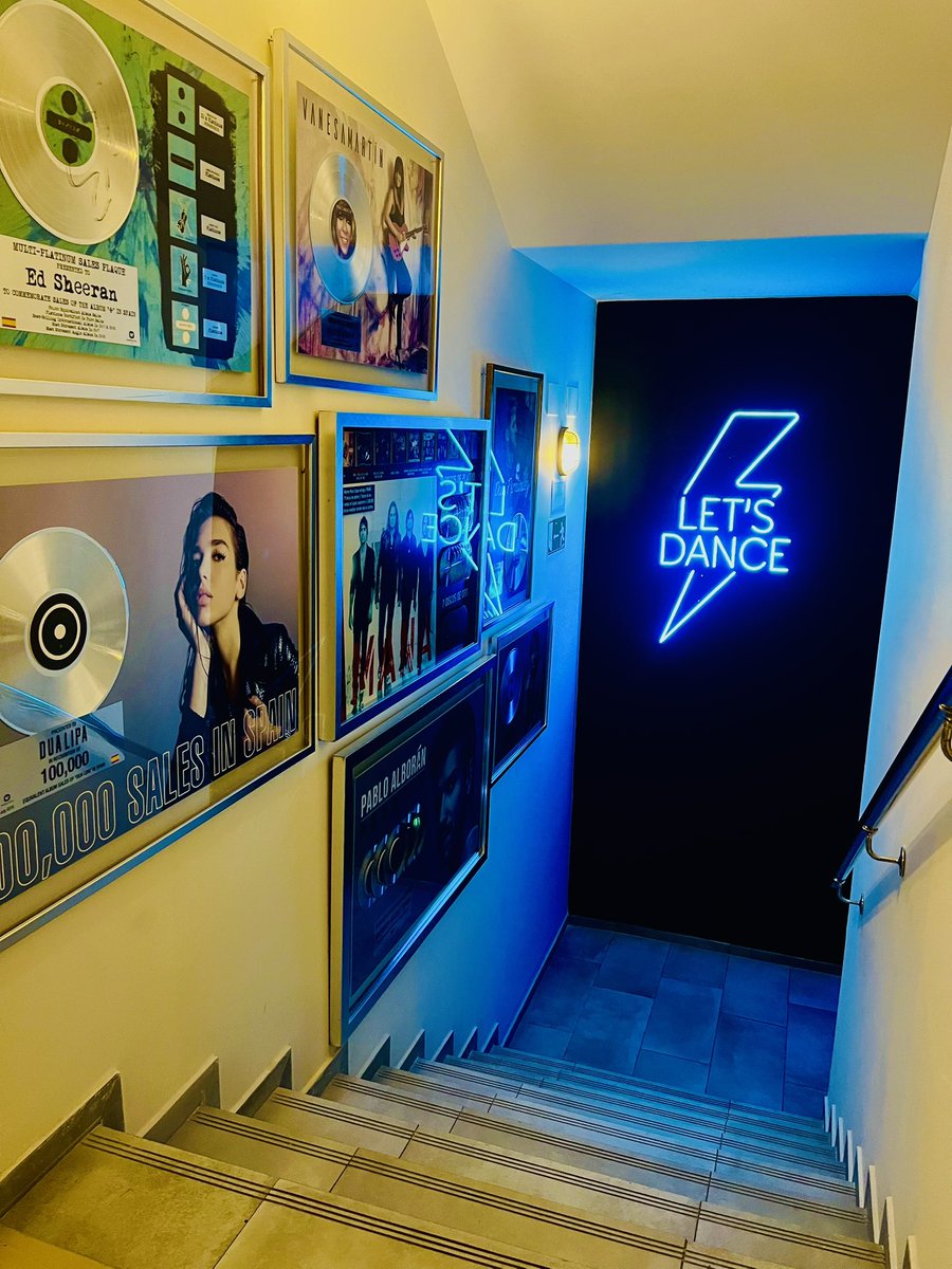 Mañana de trabajo en <a href="/WarnerMusicES/">Warner Music Spain</a> preparando cositas muy chulas