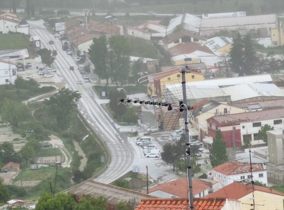Una epectacular pedregada a Morella (els Ports) ha deixat el paisatge blanc com si haguera nevat. S'han acumulat més de 40 l/m². Foto d'Alida Roca Carceller.