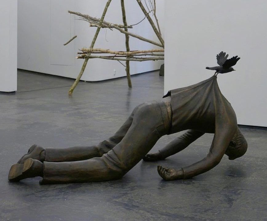 The Bird of Responsibility— by Fredrik Raddum
” طائر المسؤولية “

عمل فني يعرّي ثقل المسؤولية حين تكون أكبر من حجمك، لكنه في الوقت نفسه يخلّد المحاولة