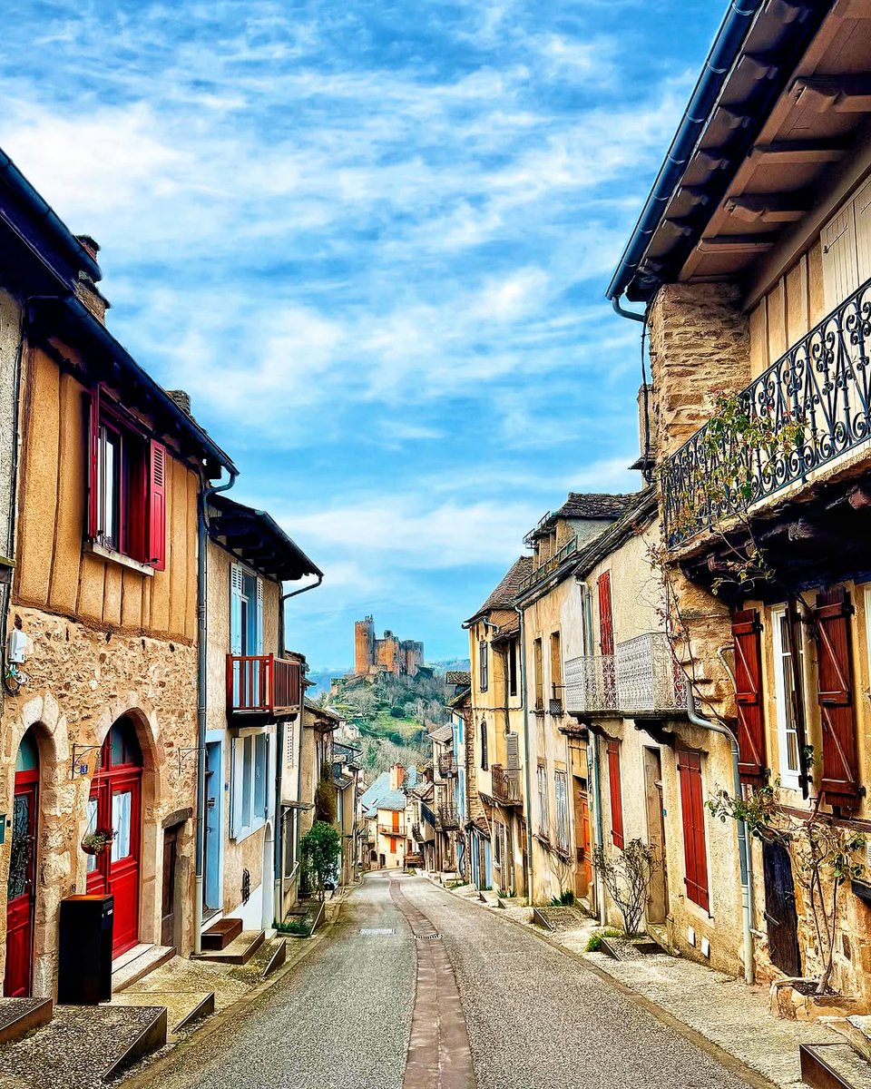 Najac, sa forteresse veille sur un village plein de charme, suspendu au-dessus des gorges de l’Aveyron. Un vrai voyage hors du temps 😍

#Najac #Aveyron #Plusbeauxvillagesdefrance

📷 @ camiille_rjs (instagram)