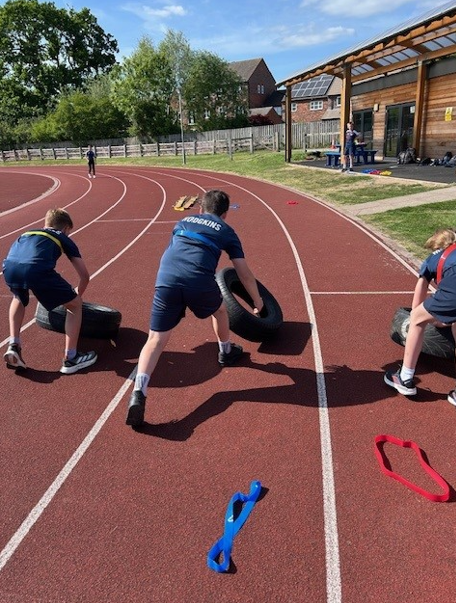 StraUponAvonSch's tweet image. Today we host the last of our College Charity Fun Run events. Year 7 ran a collective 8km in 50mins, with some challenges thrown in. whilst Y8 clocked up a total of 142 laps. So Y9, what can you do this afternoon? #SuASEngage #SuASCommunity