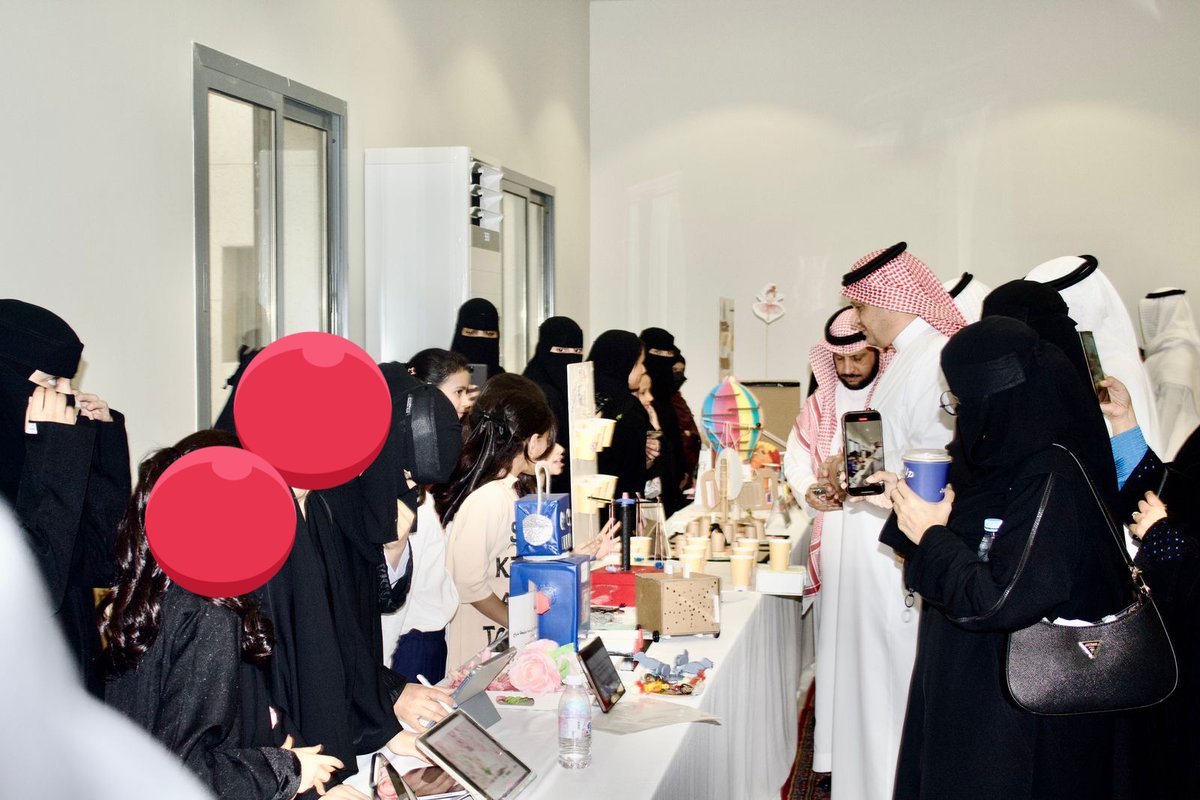 space2020space's tweet photo. مشاركة طالبات #المتوسطة_الحادية_والأربعون_بالطائف في المعرض الختامي للبرنامج الوزاري #مساحة_الابتكار
وتكريم المدرسة بدرع البرنامج والمشاركين من قبل رئيس #قسم_الموهوبين بالطائف أ. سامي العصيمي #تعليم_الطائف
@MOE_TIF_05 https://t.co/mjy25rKNKz