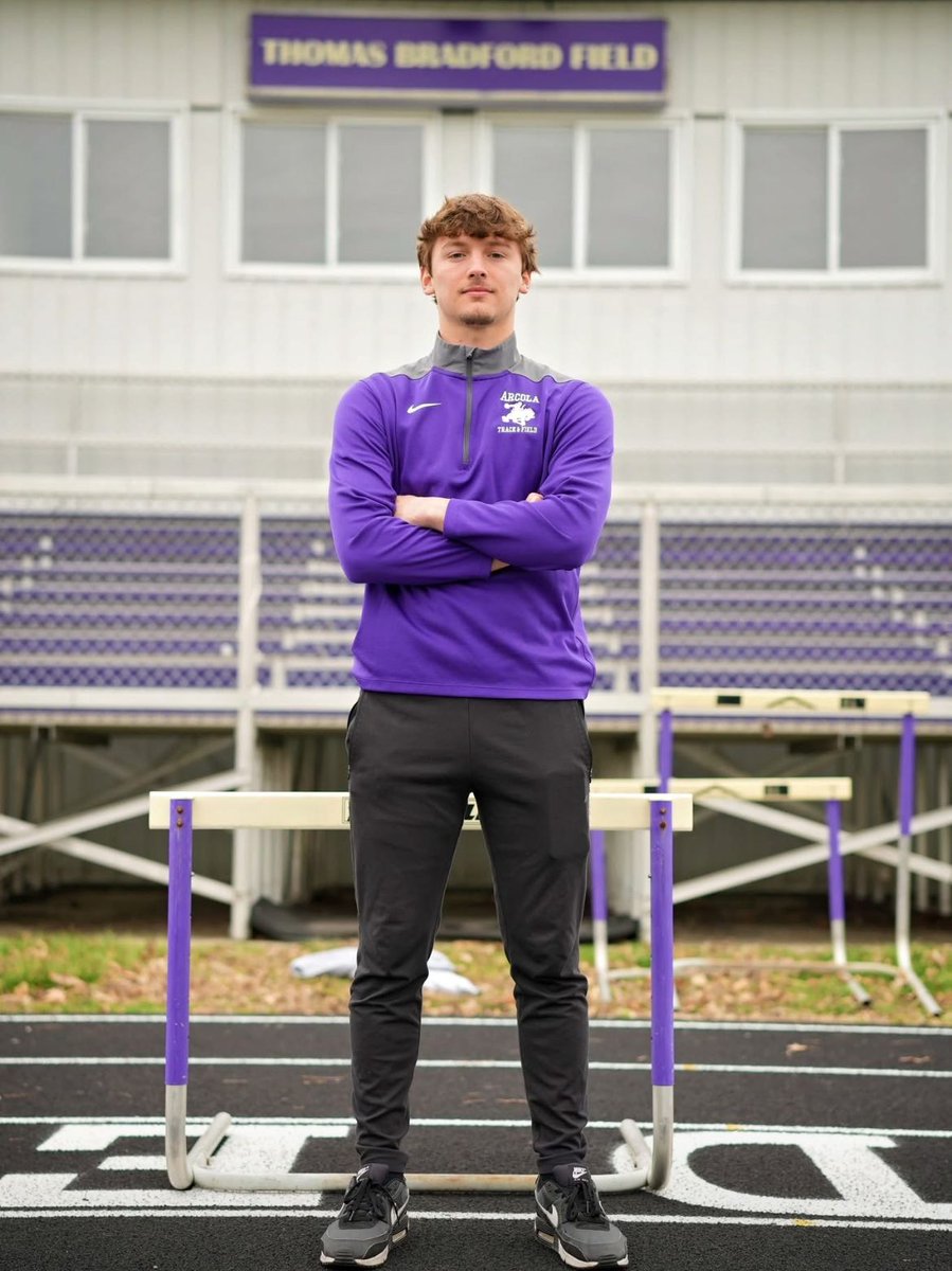 Our sprinters tore it up on the track Friday night! Tanner Thomas and Jayden Henson Stice got 2nd and 3rd in the 100. Remi Roberts McGeehon got 2nd in the 400. Ema Simpson got 2nd in the 400 and 7th in the 200.