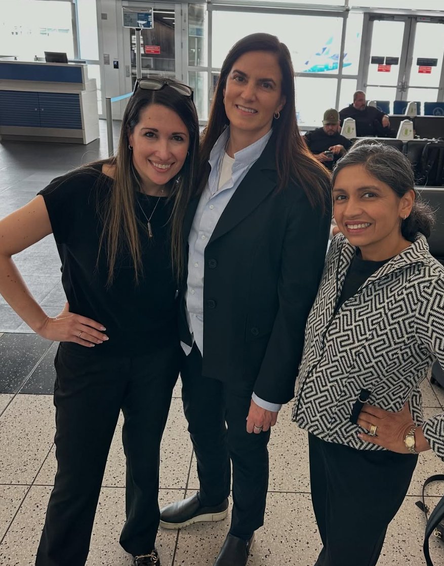 UTSW_Surgery's tweet image. Last week, Dr. Deborah Farr (Breast Surgical Oncologist) & some of our research assistants attended the American Society of Breast Surgeons meeting, where top breast surgeons from across the country gathered to share the latest research, clinical advancements & hear key updates.