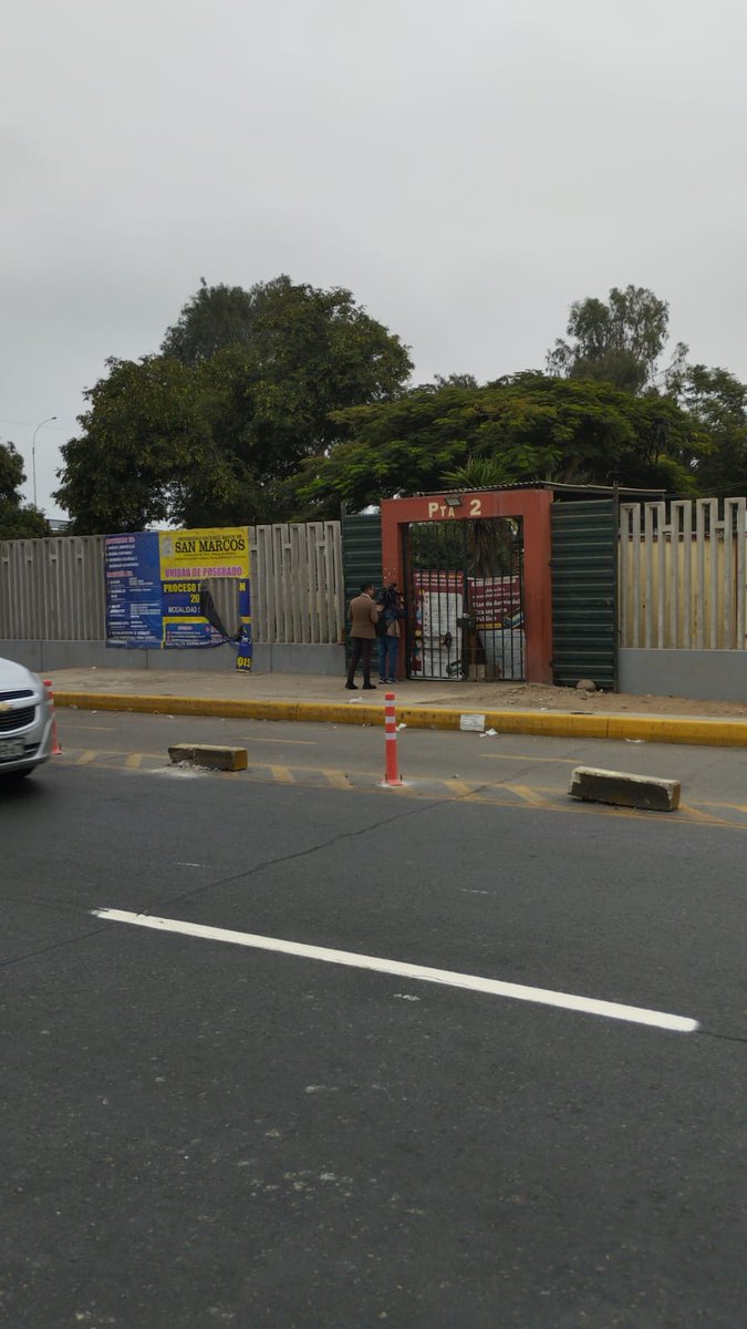 Marcelvelazq's tweet image. En su aniversario, #SanMarcos ha sido agraviada por el rectorado:
-cierra el campus sin razón en semana de parciales;
-permite el ingreso de matones para atacar a estudiantes que protestan;
-destituye a decano Gonzalo Espino, opositor a la rectora Jerí.
Desfile de atropellos.