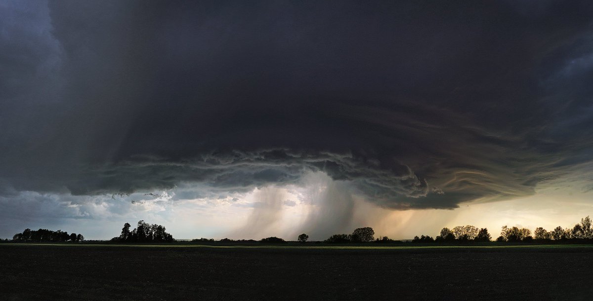 nevremeteam's tweet image. Beautifully sunlit mothership supercell near the town of Velika Plana, 5 May 2025