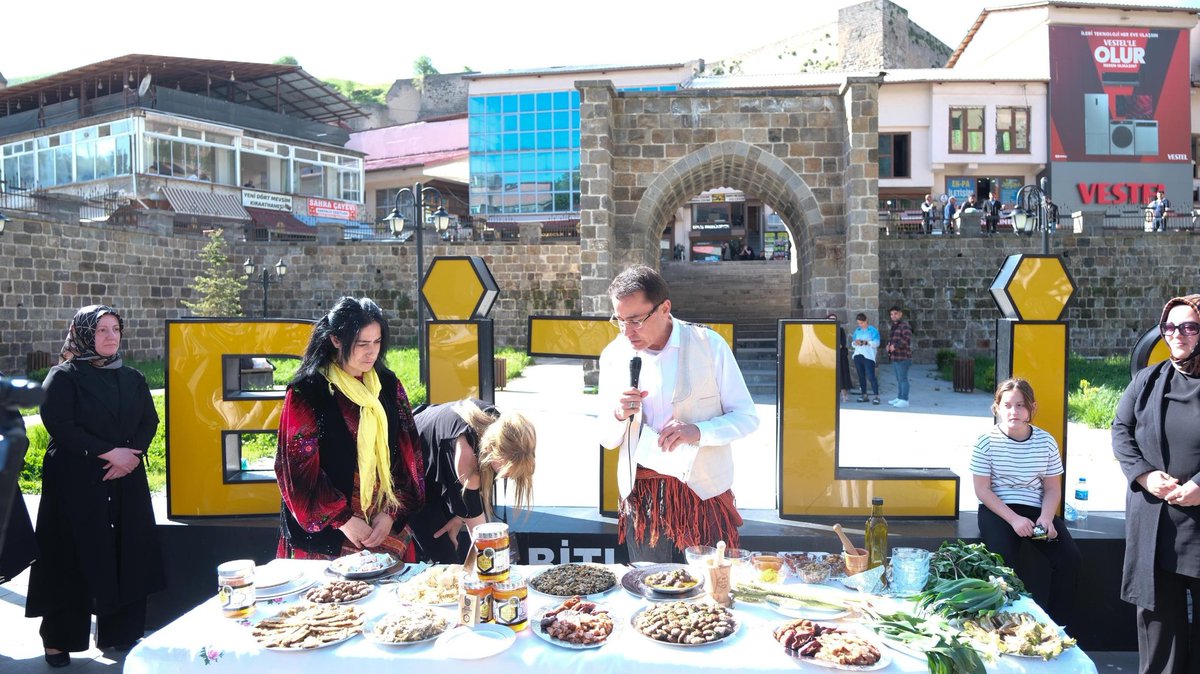 Dr Ender Saraç hocamız Bitlis'in leziz yemeklerini,şifalı bitkilerini,yemişlerini tanıtarak bunlardan(Bitlis balı,Adilcevaz cevizi,Hizan fındığı,Mutki beyaz dut kurusu,Norsen çirişi,Tatvan jağı,Ahlat kengeri)çeşitli kürler yaprak hem kadınların hem erkeklerin istifadesine sundu:)