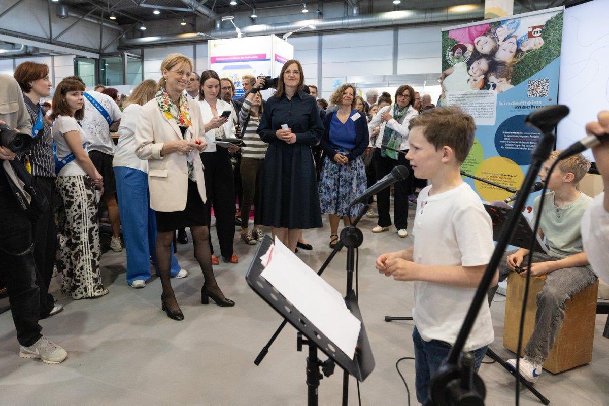 BMBFSFJ's tweet photo. Der 18. Kinder- und Jugendtag #DJHT in Leipzig ist gestartet 🚀

Gemeinsam mit @MPKretschmer, @Koepping, Vicki Felthaus &amp; Karin Böllert wurde der größte Jugendhilfegipfel in Europa heute offiziell von Bundesjugendministerin @PrienKarin eröffnet.

📷: Stefan Walter/AGJ https://t.co/djf2TAMOsa