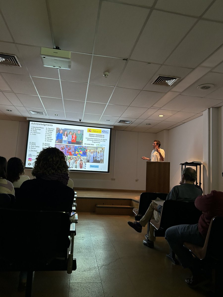 Hoy hemos tenido seminario interno del Departamento del Cáncer en el <a href="/IIBmCSICUAM/">IIBM</a> 🙌🏼 <a href="/JorgeMHerrero/">Jorge</a> ha presentado su trabajo de tesis ☺️