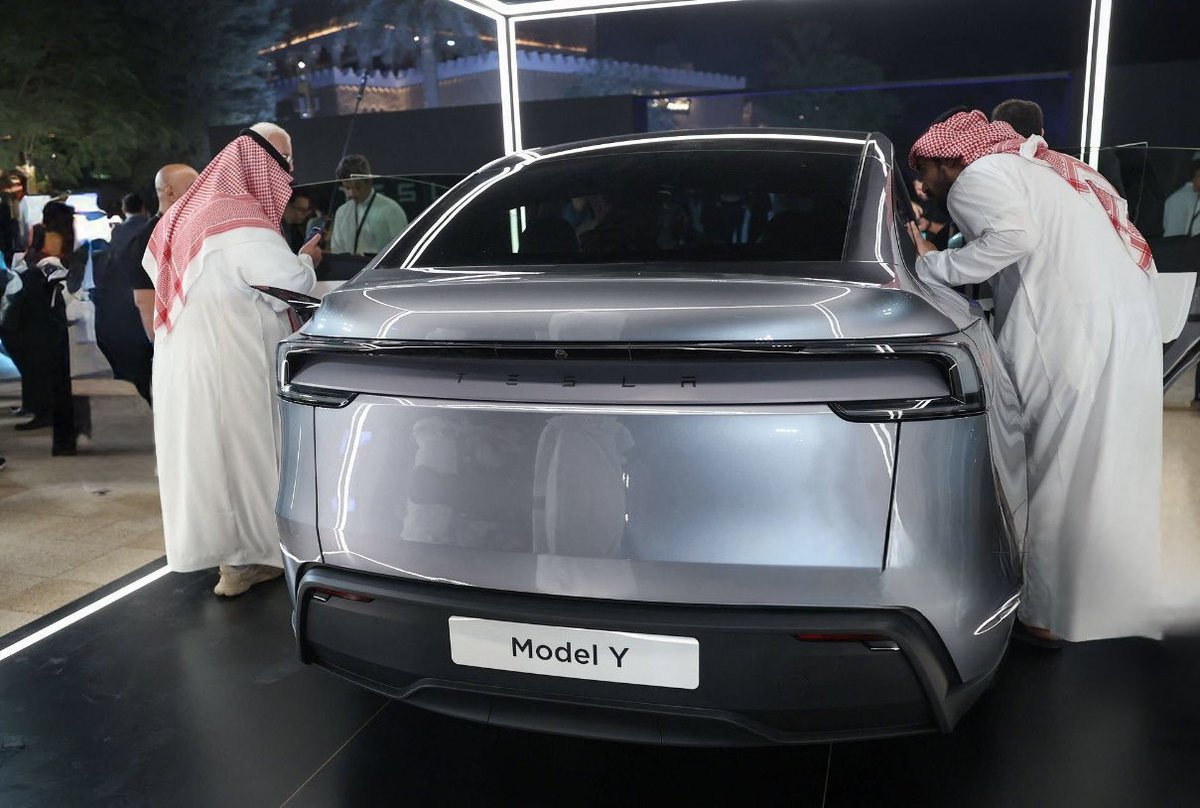 muskonomy's tweet photo. 🚨 BREAKING: Autonomous vehicles are coming to Saudi Arabia in 2025.

Elon Musk was there today — alongside President Trump.
Tesla Model Y showcase just happened, and the crowd was electric.

Saudi is all-in.
The Musk effect is global. 🌍⚡ https://t.co/jZbVp1UsDI