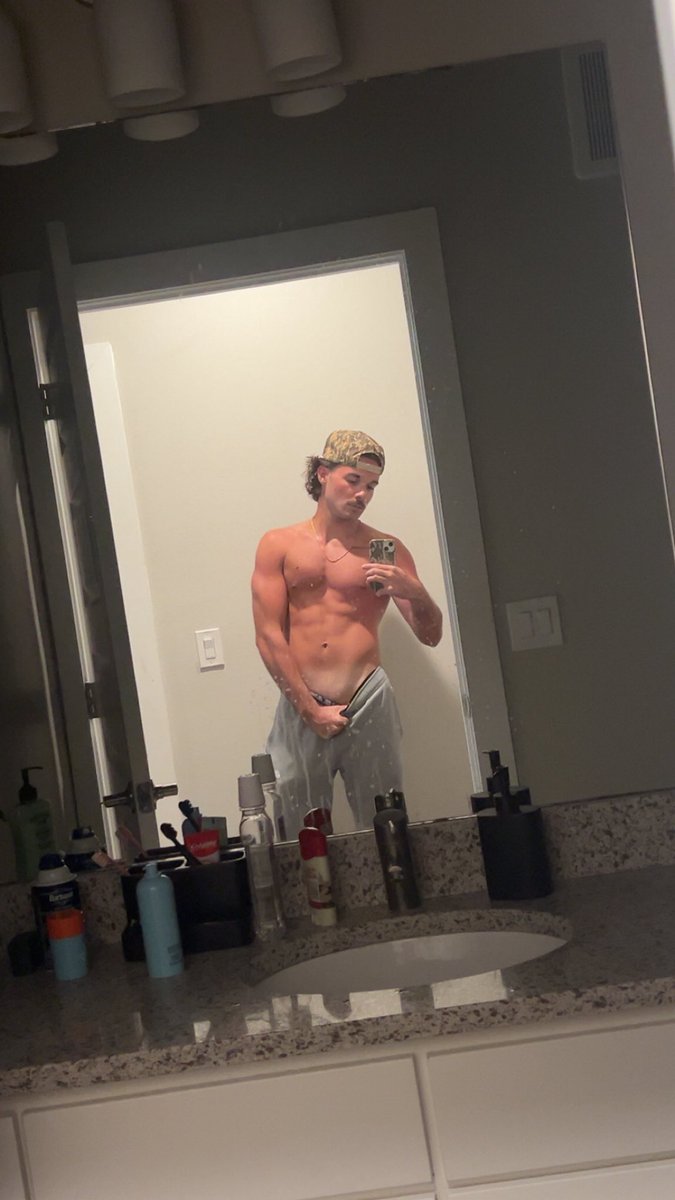 MASTERCADE1's tweet image. Worship and serve this alpha body loser.