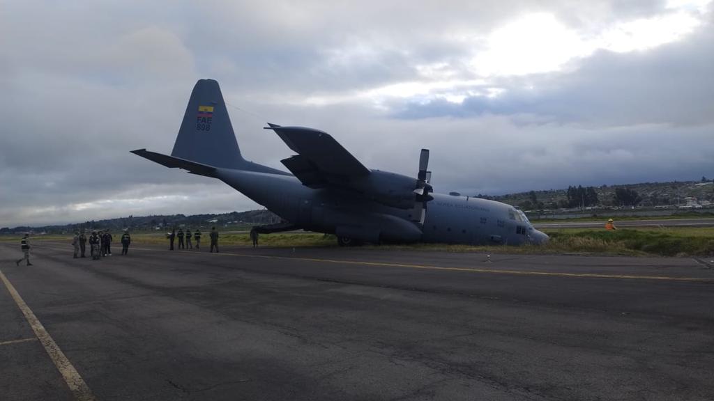 La DGAC activó su Plan Emergencia con personal del Servicio Contra Incendios ante incidente que sufrió aeronave FAE898 C130 en el área de taxi way del Aeropuerto Cotopaxi. Pasajeros y tripulación ilesos. La terminal aérea se encuentra operativa.