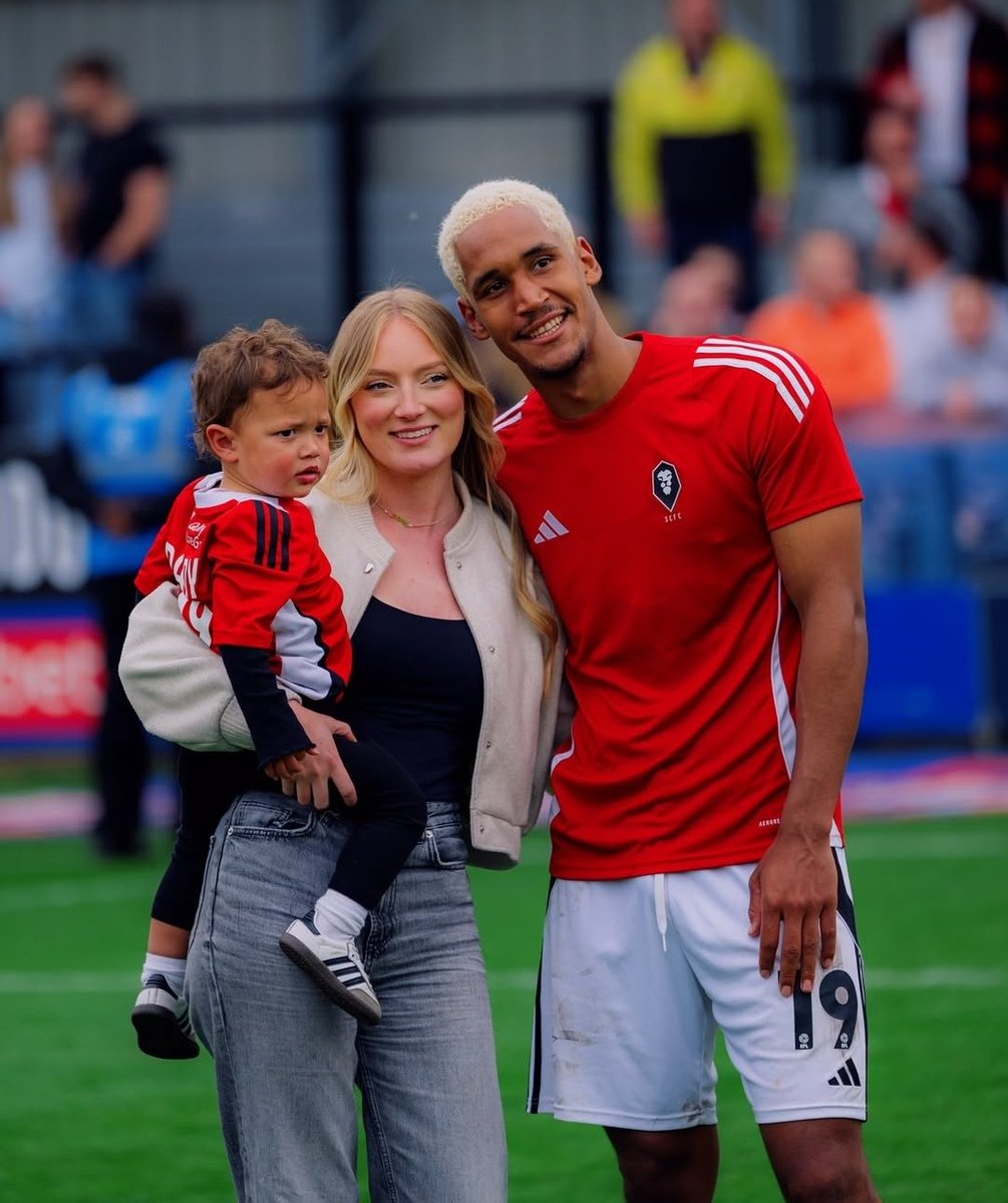 Salford City imeachana na wachezaji 17 siku chache baada ya wamiliki wa klabu hiyo kubadilika.

Itakuwa ikimilikiwa na David Beckham na Garry Neville

Mtanzania Haji Mnoga amepata ofa ya mkataba mpya klabuni hapo baada ya kiwango bora ikiwa ni msimu wake wa kwanza na Ammiens