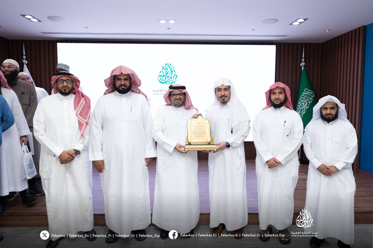 استقبل #مركز_الحماية_الفكرية وفدًا من الجامعة الإسلامية برئاسة مشرف وحدة التوعية الفكرية، وعددٍ من أعضاء هيئة التدريس، ونخبة من الطلاب المتميزين من جنسيات متعددة.
اطّلع الوفد على عرضٍ تفصيلي حول رسالة المركز، وبرامجه، ومبادراته في تفكيك الأيديلوجيات المتطرفة ومعالجة شبهاتها،