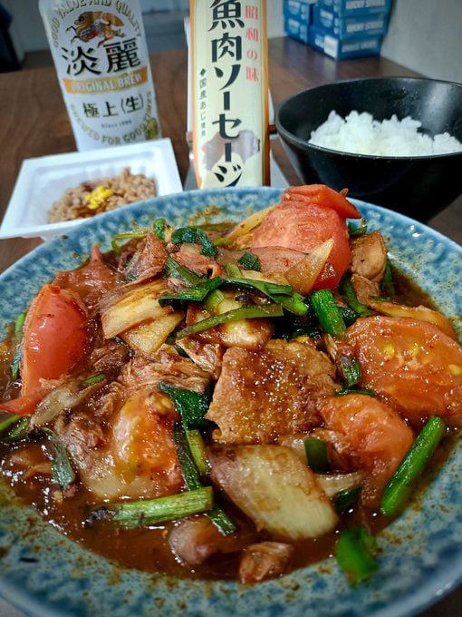 ✨今日は贅沢な中華料理タイム！🍅🥩たっぷりのトマトと牛肉の炒め物に白ご飯、幸せが溢れています～さらに、豆腐と納豆の簡単なおつまみに、爽やかなビール一本！これこそが人生ですね！🍻一緒に楽しみましょう～😋💕