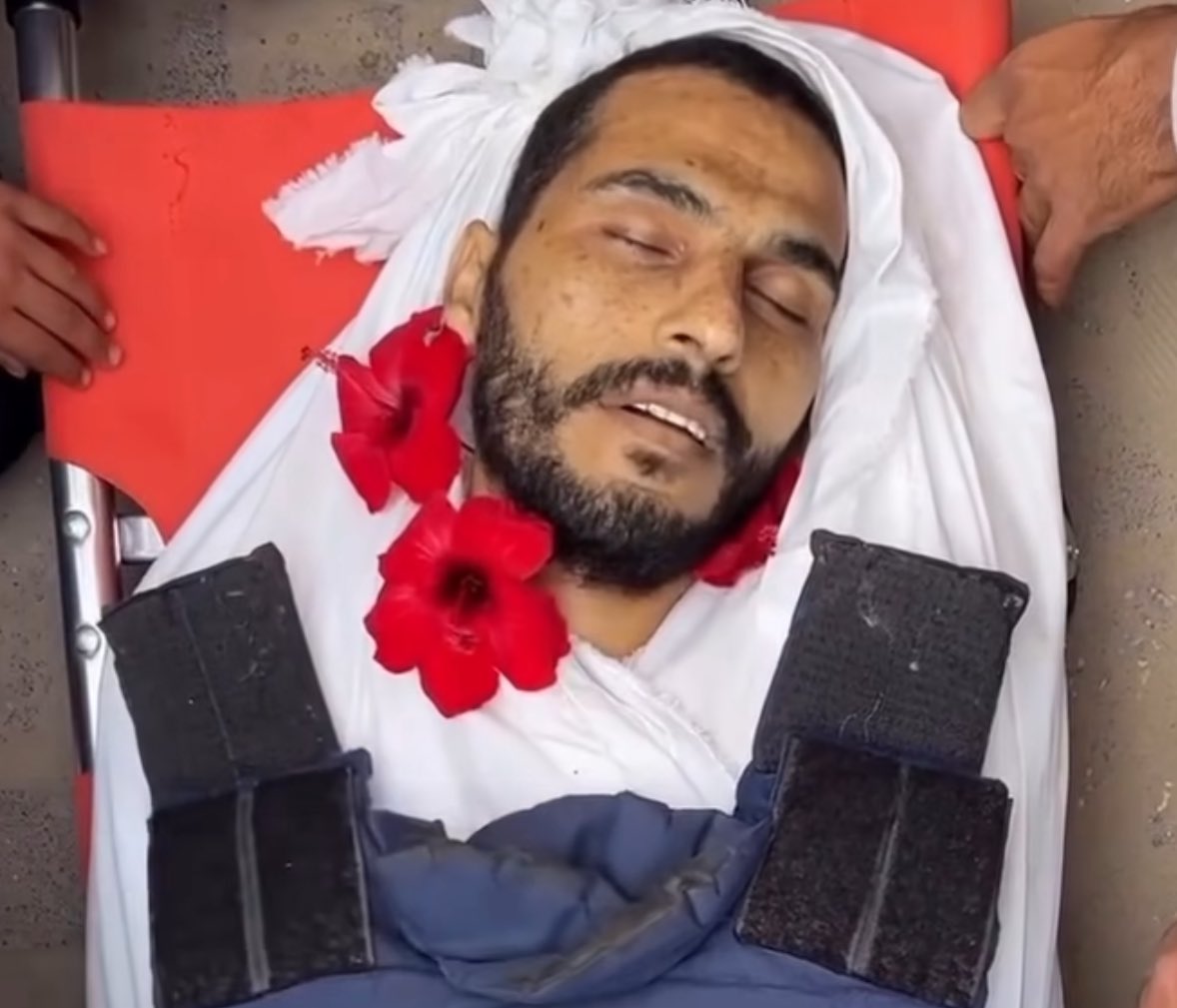 رحل مبتسماً من هذه الدنيا الظالمة .

إلى جنات النعيم يا حسن