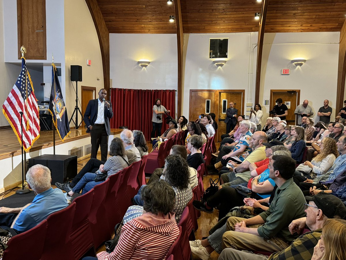 ESVoices's tweet image. Last night, Empire State Voices joined @LtGovDelgado for a Leaders Who Listen town hall in Sparkill. While @RepMikeLawler kicks people out, the Lt. Governor listens.
He spoke about the importance of preserving Medicaid and the millions of New Yorkers that rely on it.