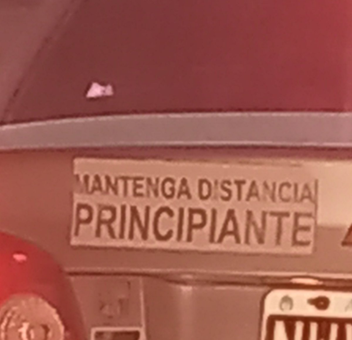 Que cartelitos tan pelotudos que le ponen a los autos. Si tenes carnet de conducir aplican las mismas reglas que al resto, si no estas seguro no manejes.