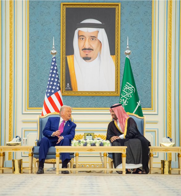 الرئيس الأميركي دونالد #ترمب لـ #ولي_العهد الأمير محمد بن سلمان خلال #القمة_السعودية_الأمريكية:

"سنستمر في خدمة بلدكم العظيم بأفضل صورة ممكنة".
 
#الرئيس_الأمريكي_في_المملكة