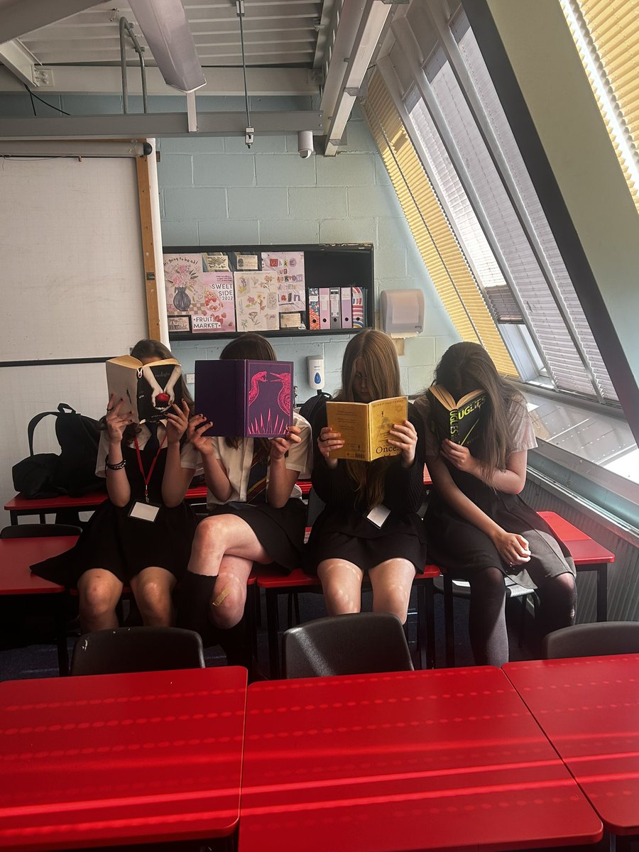 CNHS_EngModLang's tweet image. Come along to Miss Pye’s classroom on Tuesday lunchtimes for creative writing and now some reading too!