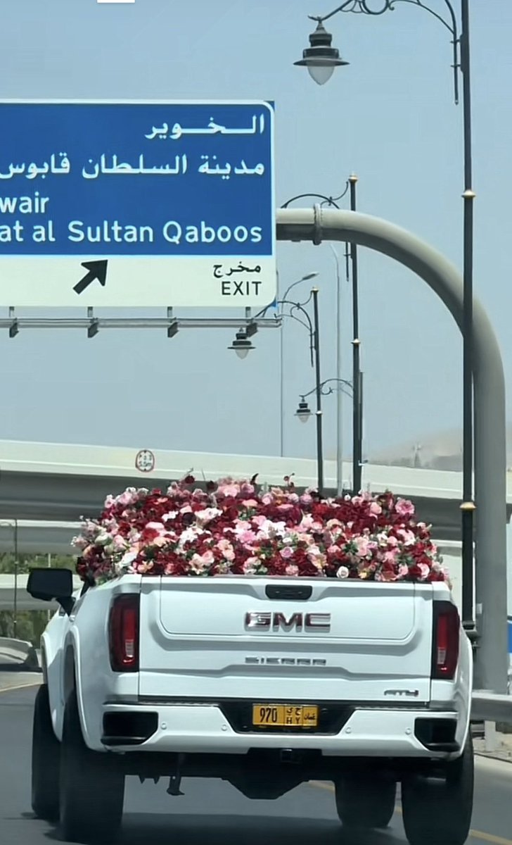 AdabOman's tweet image. "وأكثر ما يزيد الورد حُسنًا 
بأن يهدى أيا قمري إليكِ 
كأن الورد قبل لقاكِ غصنٌ
فيزهرُ حين تلمسهُ يديكِ"