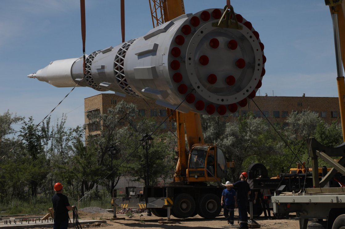 Une maquette de N-1 de 22m de haut vient d'être installée à Baïkonour.
Quelques mois après avoir jeté à la benne les dernières grosses reliques qui étaient en train d'y rouiller. Je cherche la cohérence...