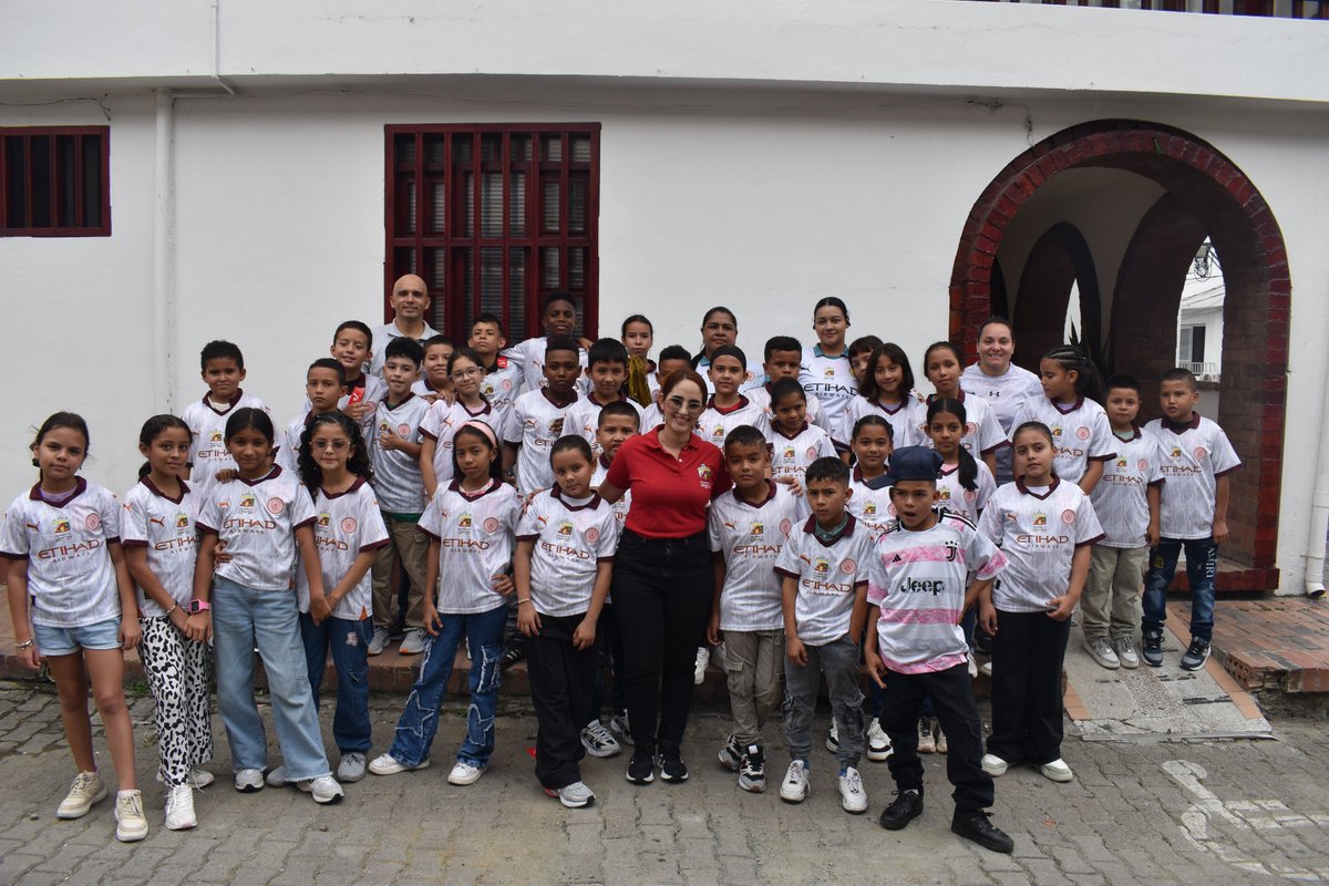 Hoy realizamos la entrega de uniformes a los niños y niñas que representarán a nuestro municipio en los Juegos Escolares en Frontino 
Les deseamos muchos éxitos en esta gran experiencia deportiva que fortalece su formación y trabajo en equipo