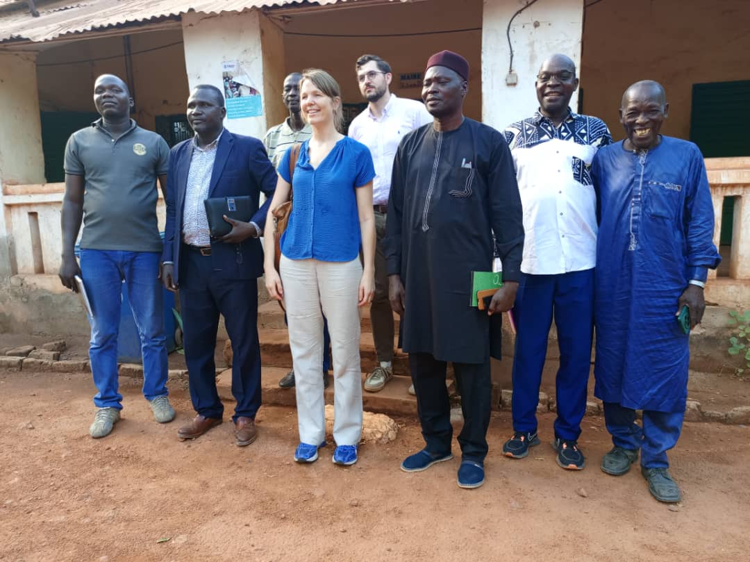 Que fait l'🇩🇪 au 🇹🇩 ?
En date du 10 mai 2025, la Cheffe de coop. au dvpt de l’Amb. de la RFA suivie du team GIZ s’est rendue à Kelo. La délégation a échangé avec les autorités 👨‍🏫admin. et les coopératives des entrepreneurs afin de découvrir les opportunités ✨✨locales.