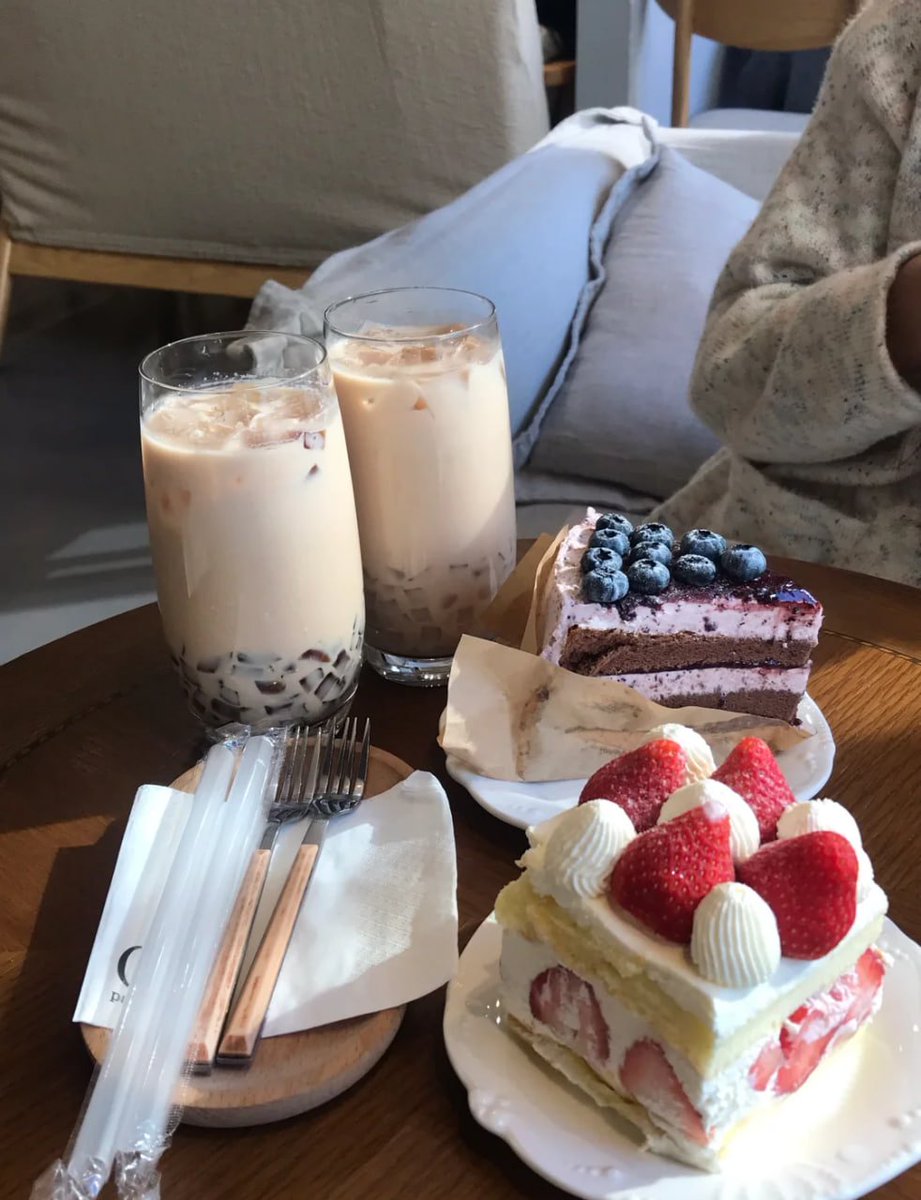 午後の癒しタイム☕️🍰  
友達と一緒におしゃれなカフェでのんびり過ごす幸せなひととき✨  
美味しいスイーツと冷たいドリンクで心も体もリフレッシュ💖