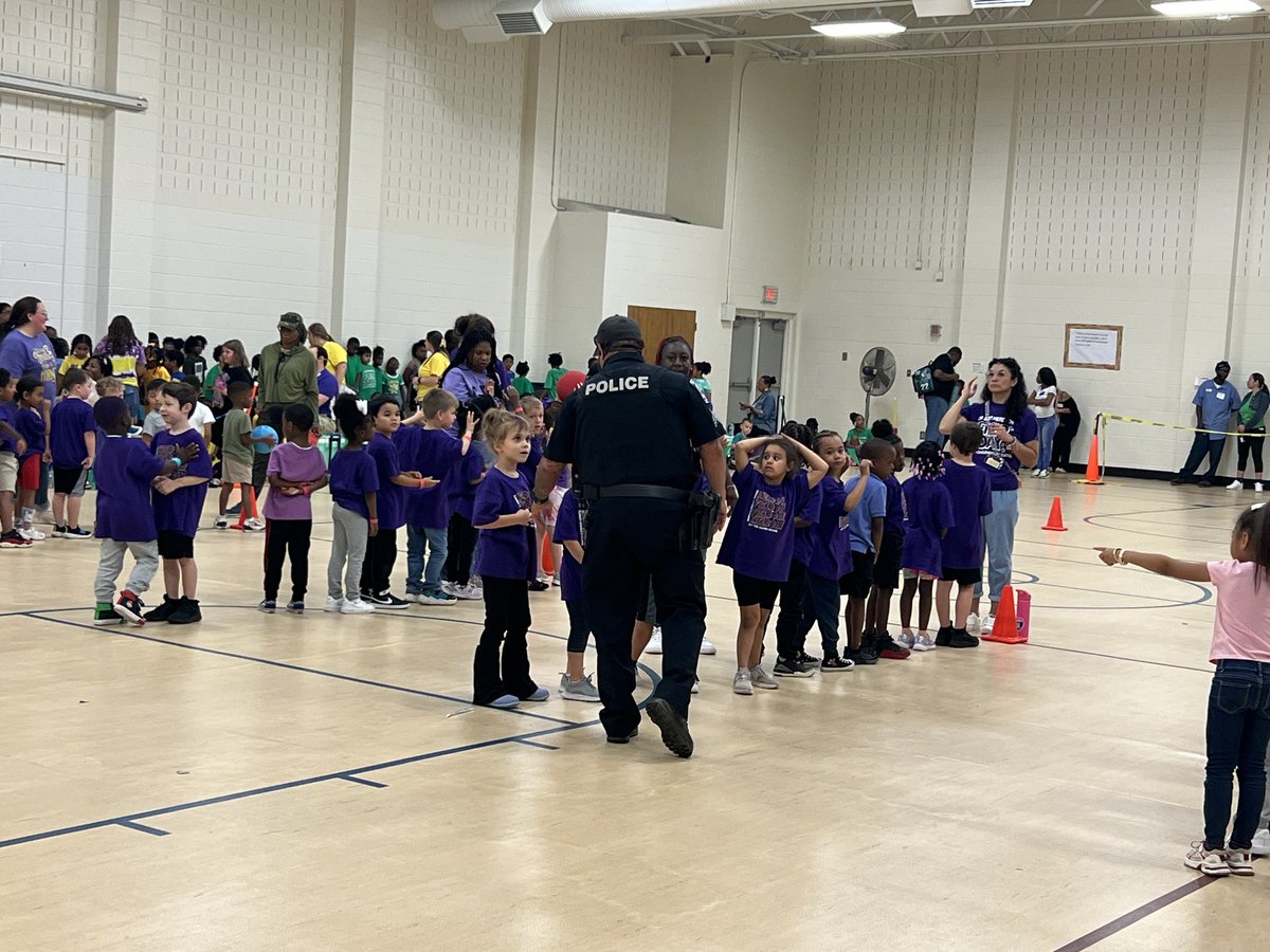 KimLunn17's tweet photo. HES ❤️’s our  partnership w the  City of Hampton PD. The kids love seeing them around the school supporting our events! #winningforkids
@HES_HCS @HenryCountyBOE @mrsj_cohen @michellewil2 https://t.co/p1Mlo9bAqP