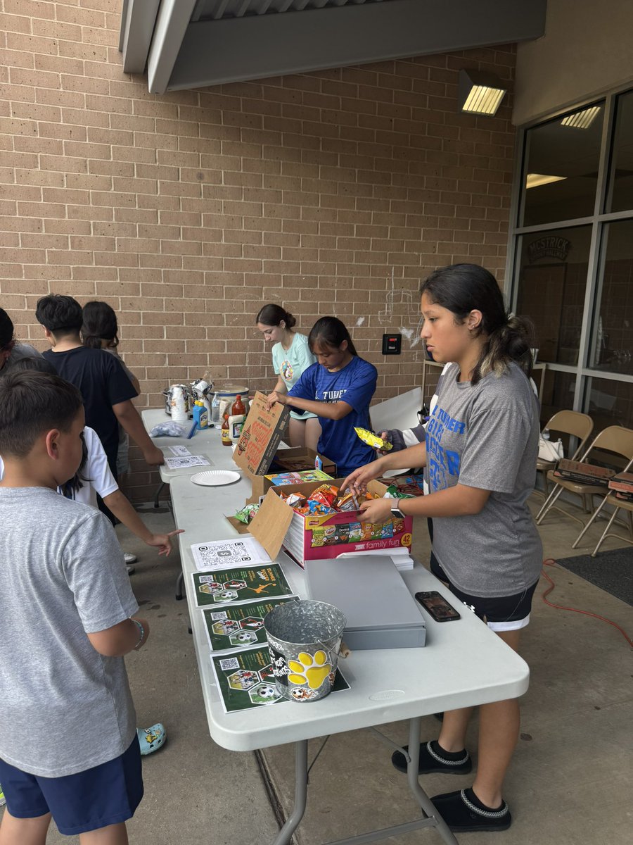 Spring is about giving back to our local elementary schools! Field days are alot of fun for all 😊#communityservice #givingback