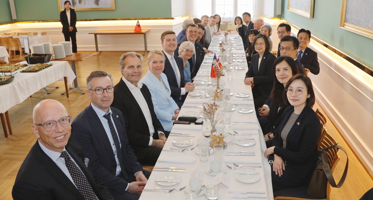 iingwen's tweet image. Today I had the opportunity to visit the #Danish parliament & thank its members, including our long-time friend @Pia_Kjaersgaard, for supporting #Taiwan & our international participation. With all the progress we have made in recent years, I am confident that the partnership…
