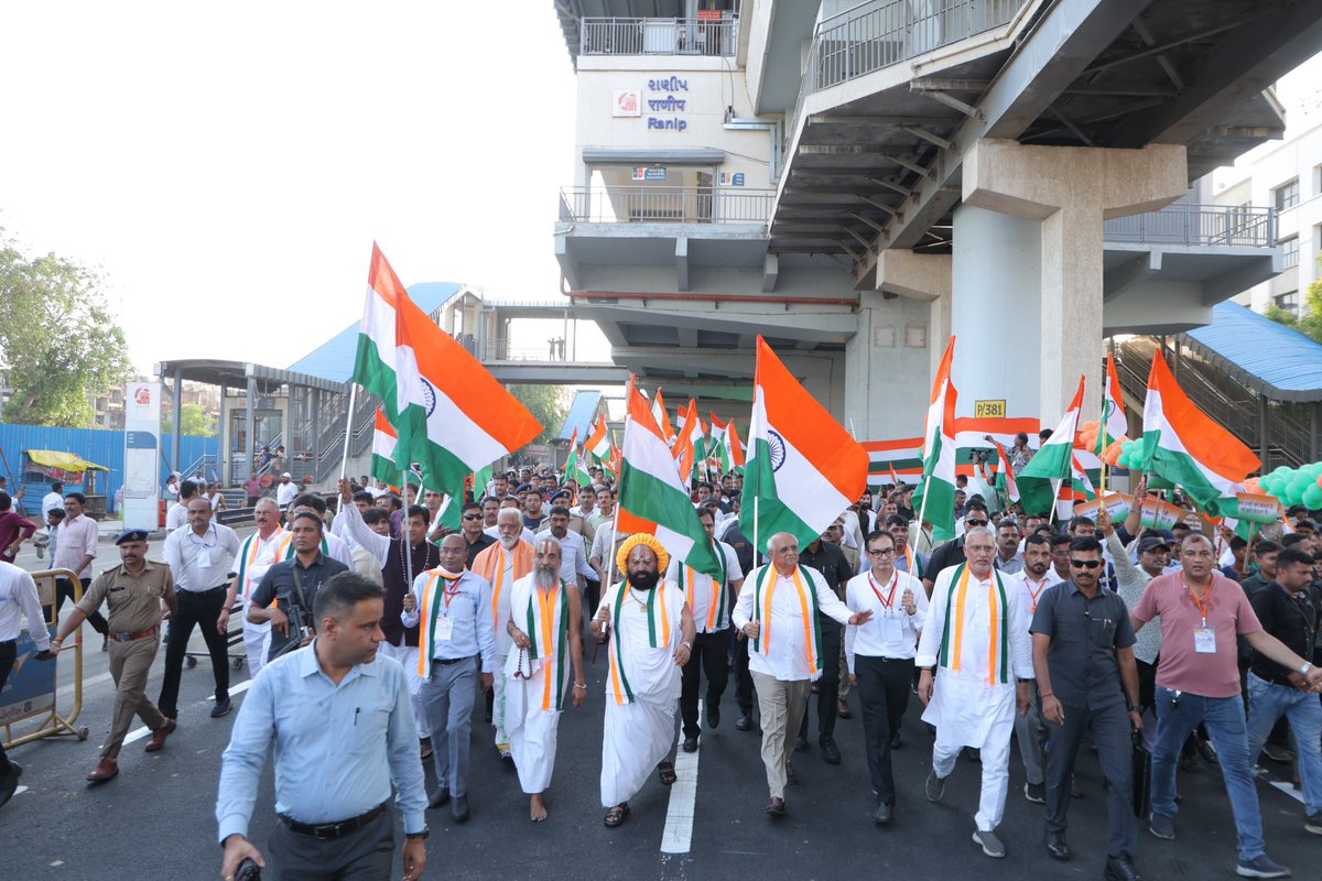 Bhupendrapbjp's tweet photo. જમ્મુ-કાશ્મીરના પહેલગામ ખાતે પ્રવાસીઓ પર થયેલા આતંકી હુમલાની ઘટના બાદ  ભારતીય સેનાએ ‘ઓપરેશન સિંદૂર’ દ્વારા માઁ ભારતીને તથા આપણા તિરંગાને અપાવેલા ગૌરવને વધાવવા દેશભરમાં 13 થી 23 મે સુધી રાષ્ટ્રવ્યાપી તિરંગા યાત્રા યોજાઈ રહી છે. 

જે અંતર્ગત, આજે અમદાવાદ મહાનગરપાલિકા અને વિવિધ સંગઠનો દ્વારા આયોજિત ભવ્ય તિરંગા યાત્રાને ફ્લૅગ ઑફ કરાવીને તેમાં સહભાગી થવાનો અવસર ખૂબ ઊર્જામય બની રહ્યો.

#OperationSindoor 
#TirangaYatra
