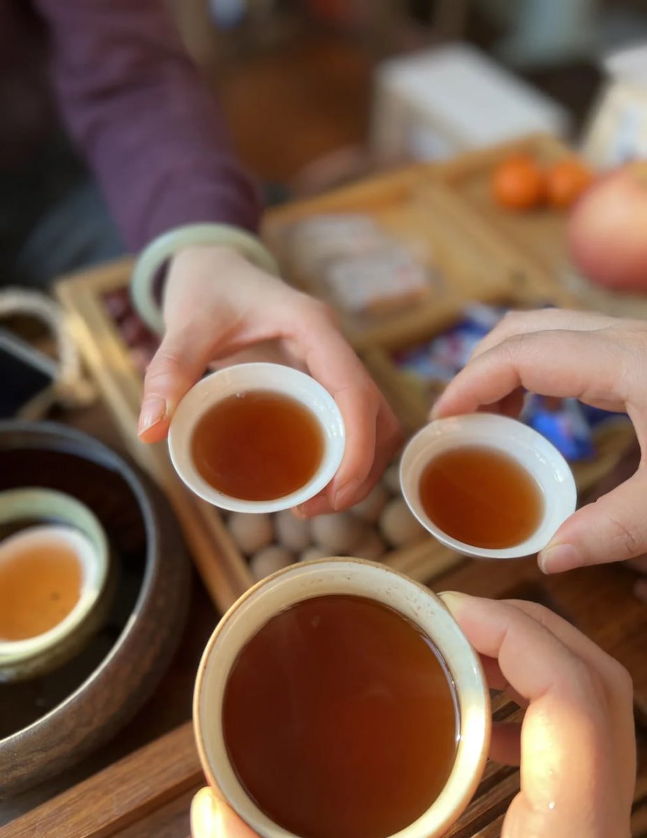 友達と過ごす午後のティータイム☕️✨  
心がほっこりするひととき、美味しいお茶とおしゃべりで幸せな時間を共有💖  
小さな幸せ、大切にしたい瞬間🌸