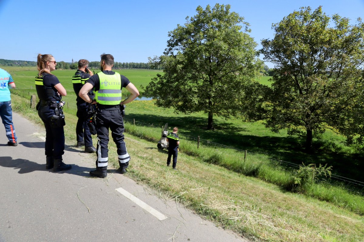 Scooterrijder raakt gewond na val van dijk