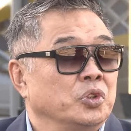 Нарантуулын шилний лангуун дээр
-Тэр LV шил хэд үү?
-25 мянга
-20д өгөх үү?
-Юү гэж дээ LV шүү дээ