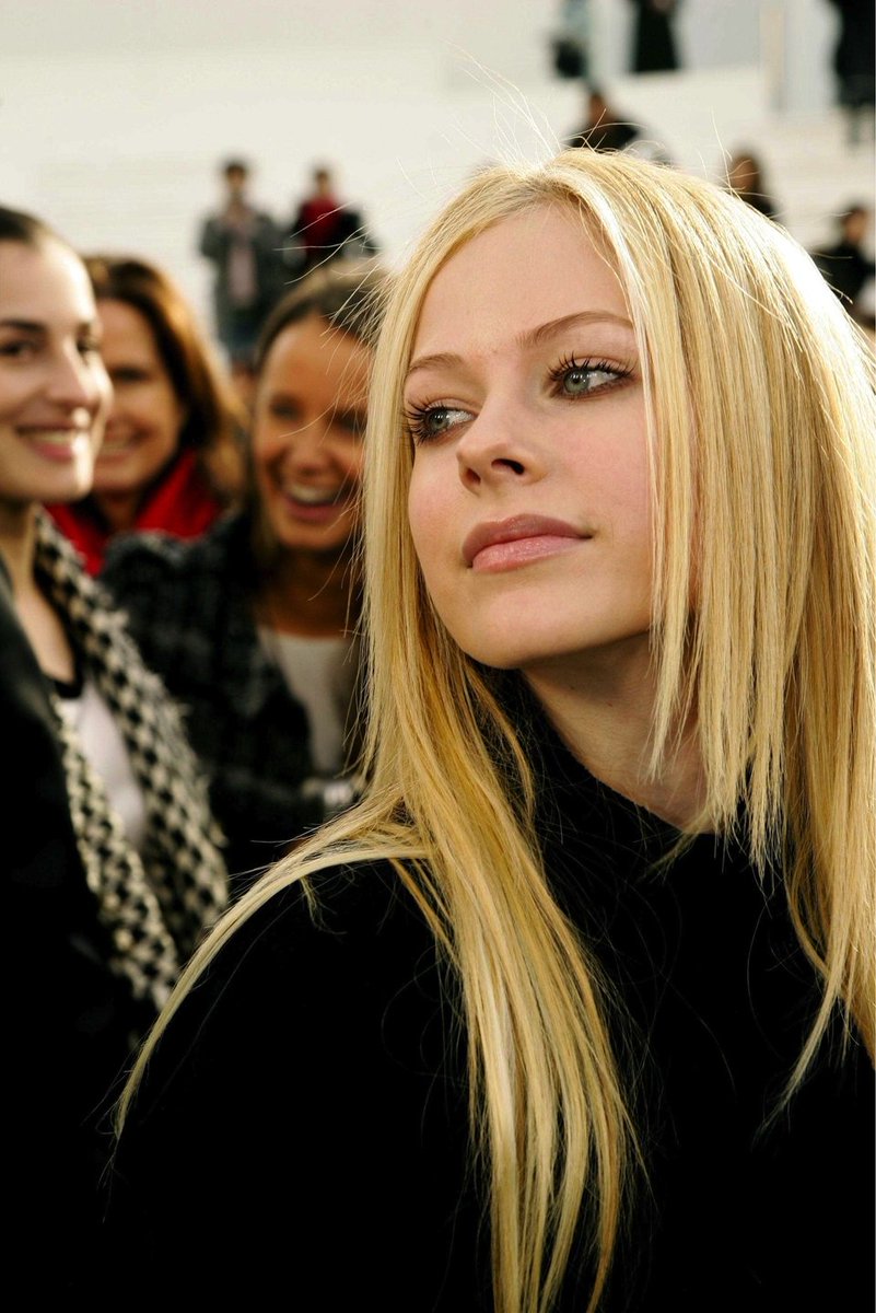 avril things (@thinkinglovesux) on Twitter photo 