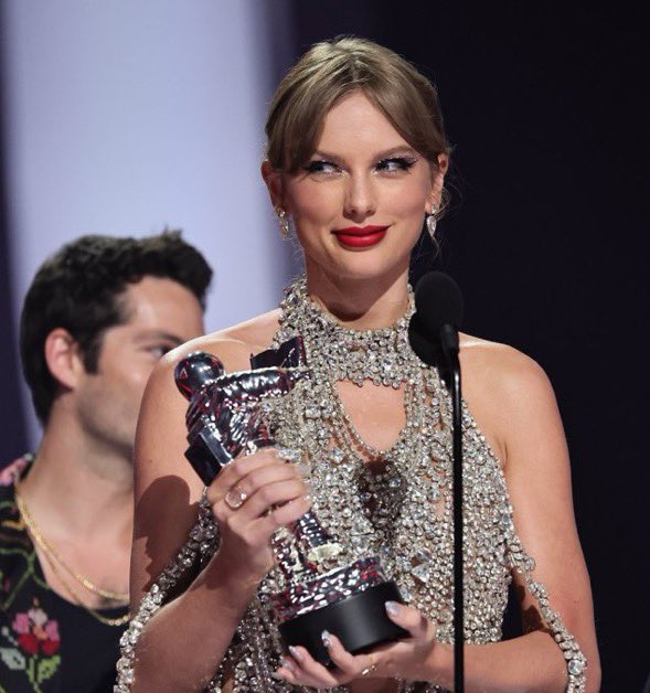 cowboylikealyx's tweet photo. this look. If she does this look at the AMAs we know it’s about to be chaos https://t.co/B2P5CEYSFD
