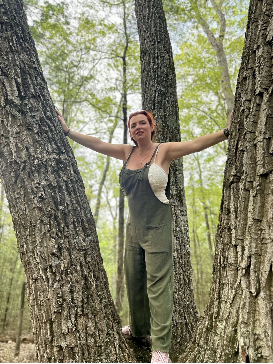 I love hiking 🥾 and being out in nature turns me on so much! These overalls come off pretty quick, imagine the possibilities…🙊🌲🔥