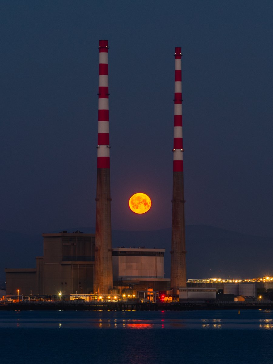 sryanbruenphoto's tweet image. Moonset between the Poolbeg Chimneys this morning.