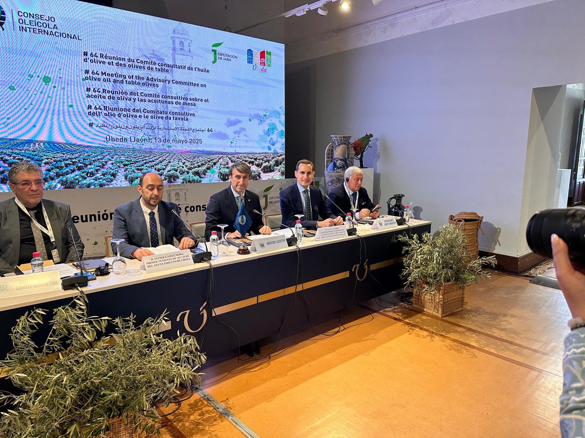 Diputación de Jaén (@dipujaen) on Twitter photo 🫒🌳 El Consejo Oleícola Internacional celebra en #Úbeda la reunión de su Comité Consultivo con el apoyo de Diputación
🗣️ <a href="/juanlatorreruiz/">Juan Latorre</a> participa en la apertura, previa a #Expoliva y en el que se dan cita cerca de 80 representantes
👉 <a href="/FranLozanoB/">Fran Lozano Blanco</a>
acortar.link/cRC7KU 🫒🌳 El Consejo Oleícola Internacional celebra en #Úbeda la reunión de su Comité Consultivo con el apoyo de Diputación
🗣️ <a href="/juanlatorreruiz/">Juan Latorre</a> participa en la apertura, previa a #Expoliva y en el que se dan cita cerca de 80 representantes
👉 <a href="/FranLozanoB/">Fran Lozano Blanco</a>
acortar.link/cRC7KU