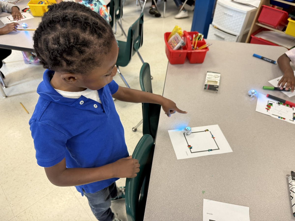 paul_PR0PER's tweet image. Coded butterfly lifecycles with these awesome Kinders today!  #LevelUp @Ozobot