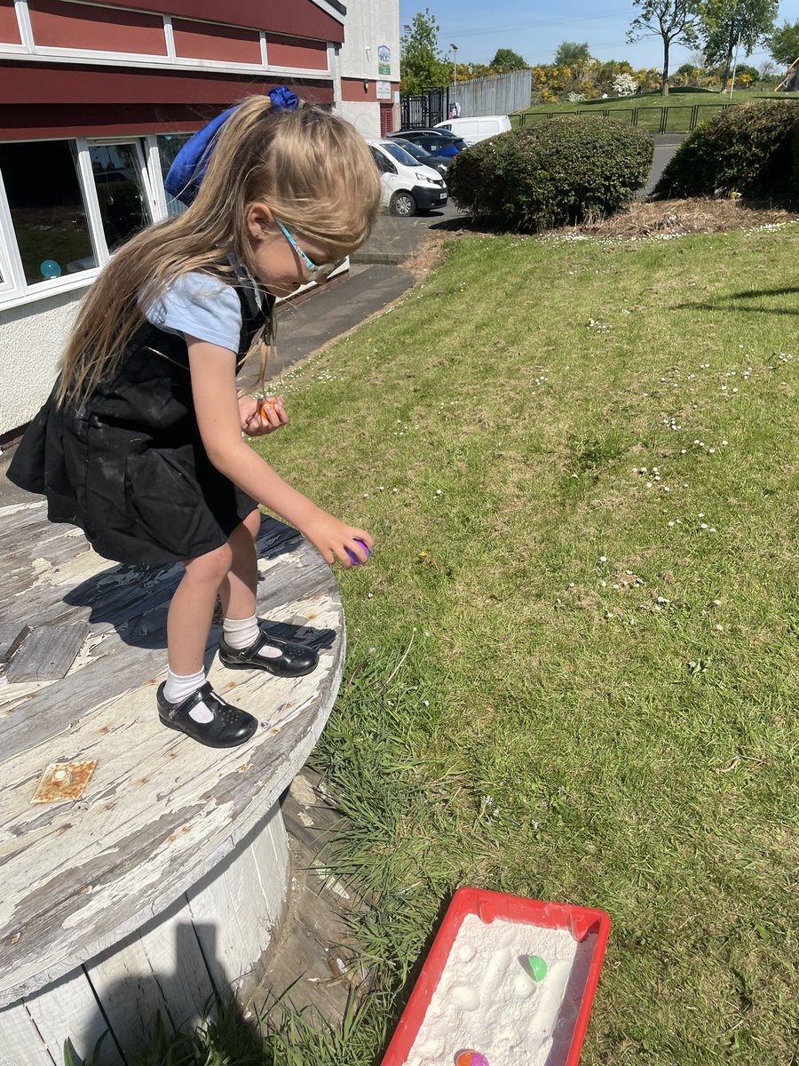 AddiewellPS's tweet image. Primary 1 learned about the moon today.  We found out that there are mountains and craters on the moon.  We investigated objects of different sizes and weights, and threw these from two different heights, to see how this affected the sizes of craters they made in our moon dust!