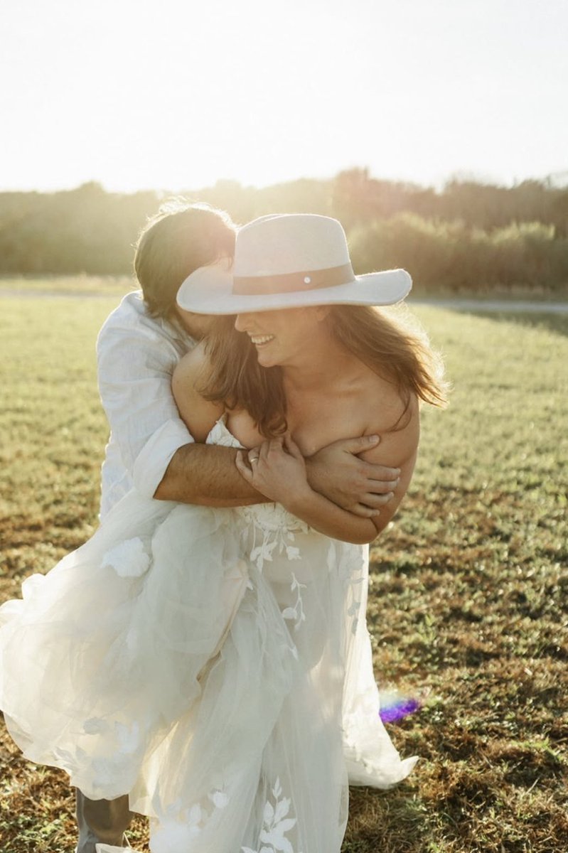 Southern brides just hit different 🤠 From lacey romance to boho glam ✨ Peek the full roundup: loom.ly/2q_PJQA
#IvoryAndBeau #SouthernBride #WeddingDressInspo #BohoBride