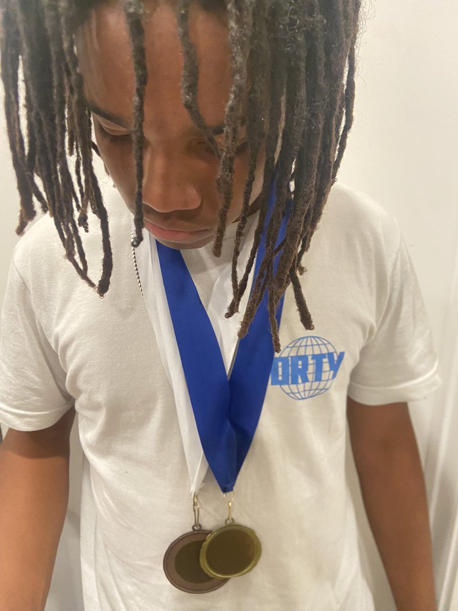 qb_BryceJohnson's tweet photo. Last year we fell way short of our goal and landed in 3rd place, this year we accomplished our goal of earning a 1st place gold medal in the eastern league! What a difference a year of consistency and hard work makes! Undefeated 4x100m #SouthEastJaguars #QB1 #Anchor 

@dthedeacon @DannyLockhartS1 @JameslewisCoach @sejagsfb @latsondheimer @TEAMHUSTLEFTBL @adamgorney @BrandonHuffman @PGregorian @PGregorian