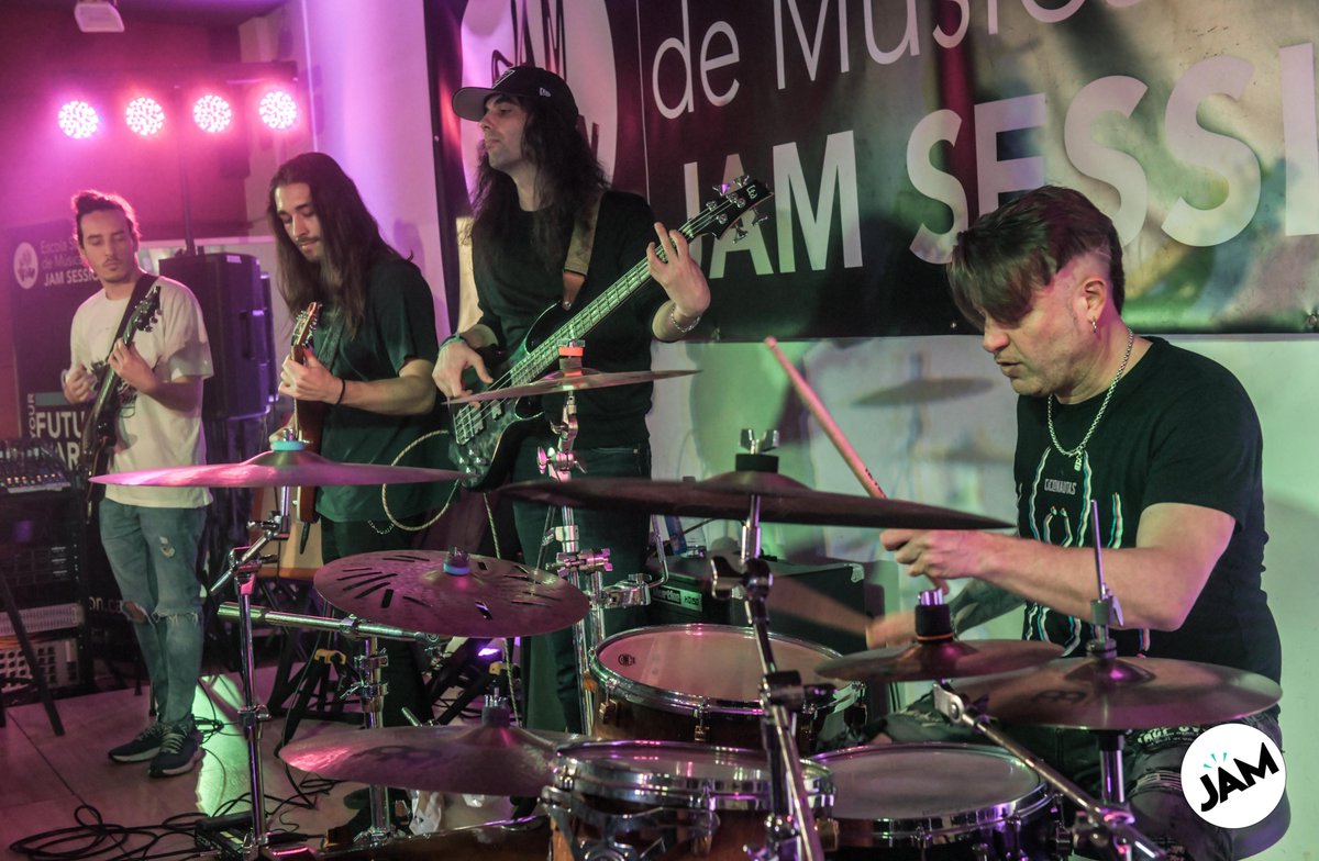 🥁🔥 Alén Ayerdi nos sorprendió con su charla motivadora e inspiradora, y con su humilde personalidad que cautivó a todos los asistentes.
👌 Y para finalizar el encuentro, el alumnado de nuestra escuela superior tuvo la gran oportunidad de tocar junto a este aclamado baterista.