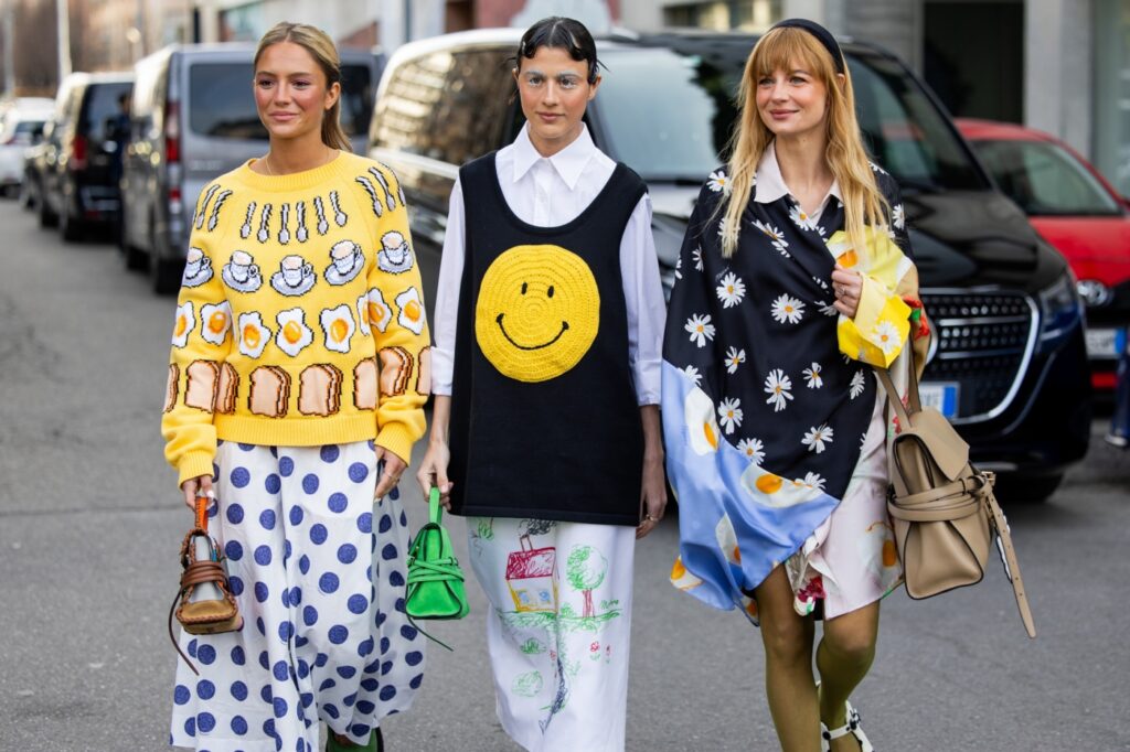 RevistaEliteqr's tweet image. La infancia se convierte en poder visual 🎨👟 El kidcore es el fenómeno que transforma la nostalgia en tendencia: color, juego y emoción en clave de moda 2025.

#Kidcore2025 #ModaConSentido #TendenciasGlobales #RetroVibes

revistaelitemx.com/kidcore-2025-l…