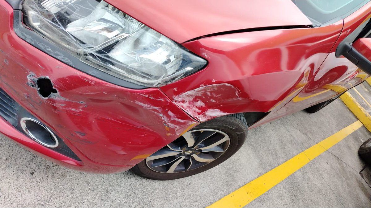 EmergenciasEc's tweet photo. #DenunciaCiudadana
Lamentable.!!
Este sujeto, de nombres Dr. Luis Enrique Castro Saavedra porque así se identifico, fue rayando un vehículo rojo saliendo de un parqueadero.
Al momento de los reclamos de la propietaria, el quedó en hacerse cargo y reconocer los daños.
Cuando le envían la proforma se hizo el loco y dijo que no iba a pagar nada y terminó bloqueando a la dueña del carro que chocó.
Que procede amigos.?
Lo ubicamos para que pague o le escribimos? 
Por suerte es médico.