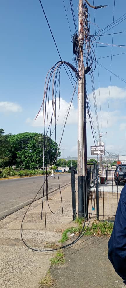 Informamos a nuestros usuarios en #SanFélix que el servicio está afectado por un corte de fibra, producto de actos vandálicos. Nuestro equipo ya trabaja en la restitución. 
Denunciamos ante <a href="/Conatel/">Conatel Venezuela</a> el corte de nuestra  fibra óptica en San Félix, producto de actos vandálicos.